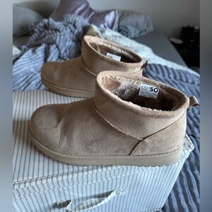 SO® Lupita Women's Cozy Mini Boots -9